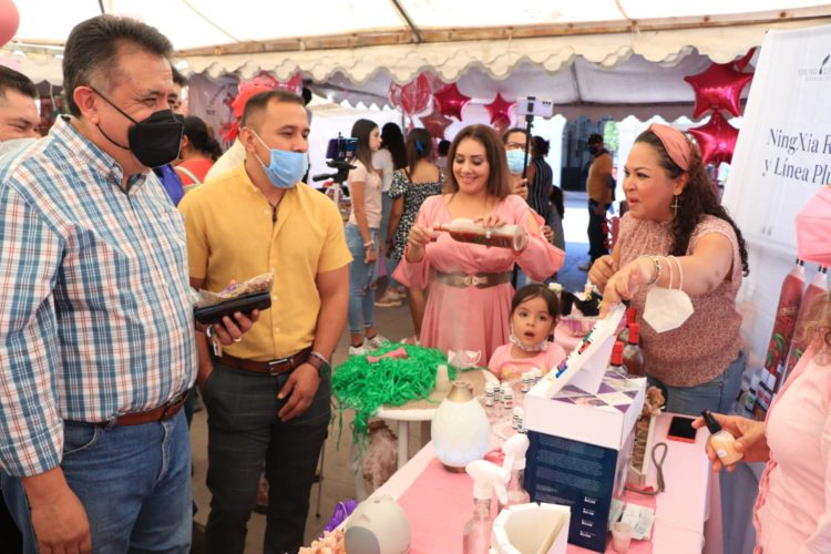 "Mercado Rosa" muestra habilidades comerciales de mujeres apatzinguenses
