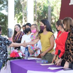 Entregan tarjetas “Mujeres Orgullo”