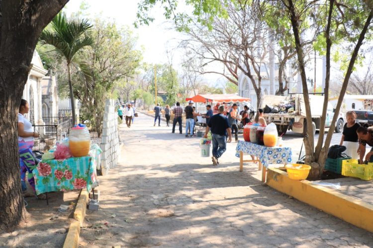 Panteón recibe cientos de familias.