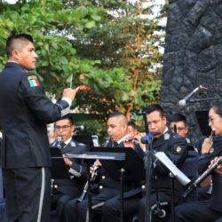 Apatzinguenses disfrutan concierto de la Sedena.
