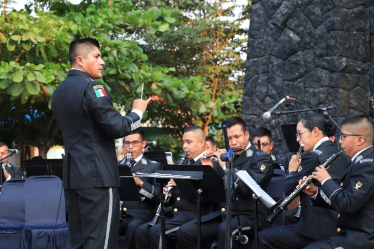 Apatzinguenses disfrutan concierto de la Sedena.