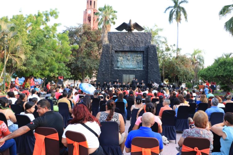 Apatzinguenses disfrutan concierto de la Sedena