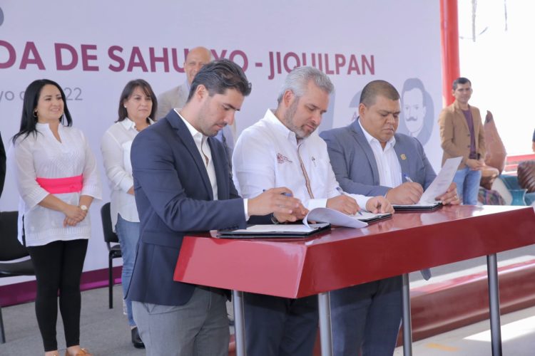 Bedolla firma convenio para desarrollo de zona conurbada de Sahuayo y Jiquilpan