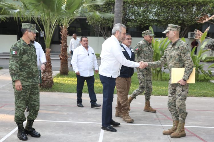 Encabeza gobernador de Michoacán reunión de seguridad en Apatzingán 