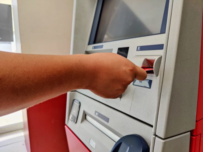 Más de 3 mil trabajadores de la educación cambian pago a tarjeta