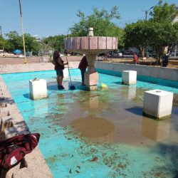 Miles de litros de agua se desperdician en lavado de fuentes de la biblioteca