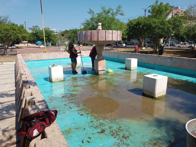 Miles de litros de agua se desperdician en lavado de fuentes de la biblioteca 