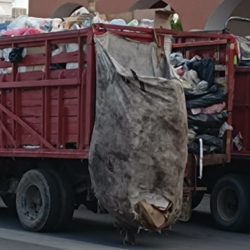 Varados los camiones de basura, en La Florida; les prometieron abrir camino