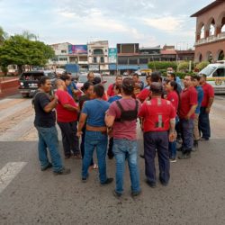 Se reúnen los bomberos frente a Palacio municipal