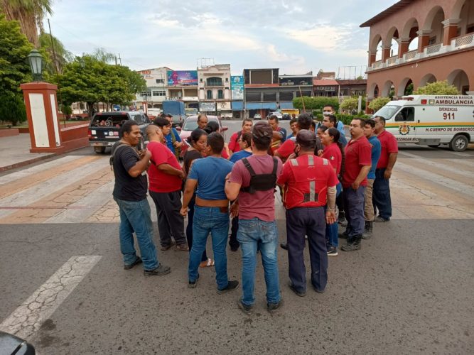 Se reúnen los bomberos frente a Palacio municipal