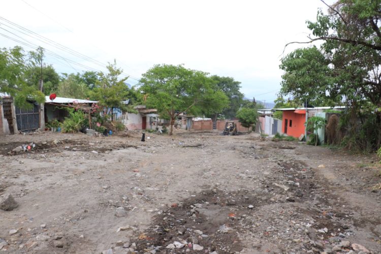 Avanza mejoramiento de calles, en Apatzingán