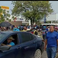 Se encienden los ánimos con la CNTE durante visita de gobernador a LC
