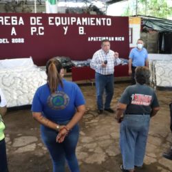 Con entrega de uniformes, cumple JLCL con PC
